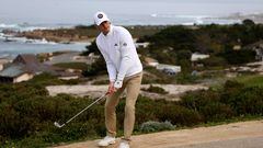 El exfutbolista galés Gareth Bale se prepara para golpear una bola en la primera jornada del AT&T Pebble Beach Pro-Am en el Spyglass Hill Golf Course de Pebble Beach, California.