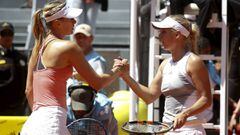 Maria Sharapova y Caroline Wozniacki se saludan al t&eacute;rmino de un partido entre ellas en el Mutua Madrid Open de 2015.
