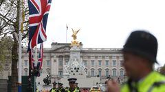 Varios policías, a 5 de mayo de 2023, en Londres (Reino Unido). La capital de Reino Unido será mañana, 6 de mayo, escenario de la coronación de Carlos III, la primera en siete décadas. Tras la muerte de su madre, la reina Isabel II, el pasado 8 de septiembre de 2022, Carlos III se convirtió en el monarca de Reino Unido y será coronado formalmente en una ceremonia pautada por la tradición pero con detalles propios de los tiempos actuales, como un carruaje con aire acondicionado o un seguimiento audiovisual completo.
05 MAYO 2023;CORONACIÓN;CARLOS III;REINO UNIDO;MONARQUÍA;INGLATERRA;INGLESES;ISABEL II;REY;MONARCA;CORONADO;TRADICIÓN;CEREMONIA
Isabel Infantes / Europa Press
05/05/2023