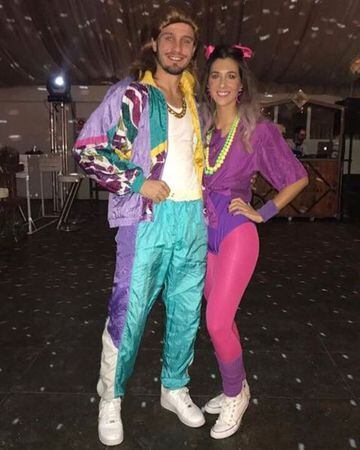 Saúl y Yaiza en una fiesta temática sobre los años 80.