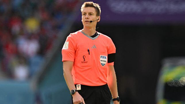 Who is the referee for the Europa League game between Manchester United and Real Betis at Old Trafford?