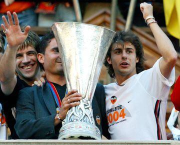 Pablo Aimar celebra la Copa de la UEFA conseguida en 2004 con el Valencia.