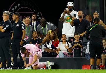 FORT LAUDERDALE, FLORIDA - JULY 21: Lionel Messi #10 of Inter Miami CF prepares to enter as WTA player Serena Williams and NBA player LeBron James of the Los Angeles Lakers take photos as celebrity Kim Kardashian looks on prior to Messi entering the match during the Leagues Cup 2023 match between Cruz Azul and Inter Miami CF at DRV PNK Stadium on July 21, 2023 in Fort Lauderdale, Florida.   Mike Ehrmann/Getty Images/AFP (Photo by Mike Ehrmann / GETTY IMAGES NORTH AMERICA / Getty Images via AFP)