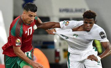 Morocco's midfielder Nabil Dirar pulls the jersey of Ivory Coast's forward Wilfred Zaha (R) during the 2017 Africa Cup of Nations group C football match between Morocco and Ivory Coast in Oyem