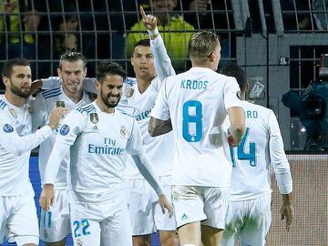 Real Madrid&#039;s forward from Portugal Cristiano Ronaldo celebrates scoring with his teammates during the UEFA Champions League Group H football match BVB Borussia Dortmund v Real Madrid in Dortmund, western Germany on September 26, 2017. / AFP PHOTO / Odd ANDERSEN