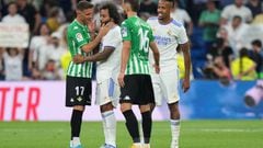 MADRID, SPAIN - MAY 20: Marcelo of Real Madrid embraces Joaquin of Real Betis during the LaLiga Santander match between Real Madrid CF and Real Betis at Estadio Santiago Bernabeu on May 20, 2022 in Madrid, Spain. (Photo by Angel Martinez/Getty Images)