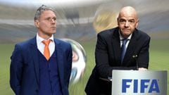 Van Basten, director t&eacute;cnico de desarrollo, y Gianni Infantino, presidente de la FIFA.