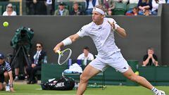 Poland's Hubert Hurkacz returns the ball to Spain's Alejandro Davidovich Fokina during their men's singles tennis match on the first day of the 2022 Wimbledon Championships at The All England Tennis Club in Wimbledon, southwest London, on June 27, 2022. (Photo by Glyn KIRK / AFP) / RESTRICTED TO EDITORIAL USE