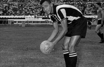 José Sanfilippo jugó ante Colo Colo en 1964, defendiendo a Nacional.