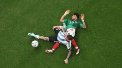 El jugador mexicano, Alexis Vega y el jugador argentino, Rodrigo De Paul, en el suelo tras una entrada del mexicano. 
 
