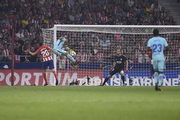 Suárez gets up and heads down in front of Juanfran and past Oblak.