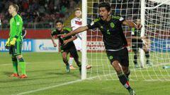 El mexicano Francisco Venegas celebra el segundo tanto azteca ante Alemania durante el partido por el grupo C en el estadio Fiscal de Talca. 