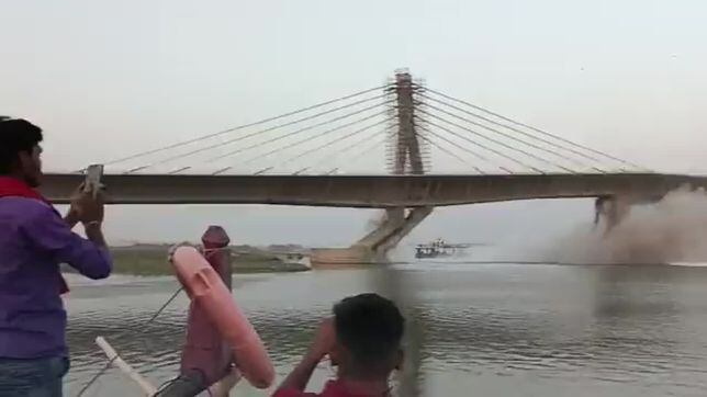 Ha ocurrido en la India: así fue el brutal derrumbamiento de un puente en construcción