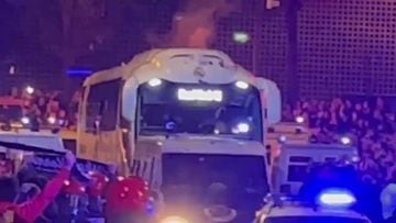 A botellazo limpio y una luna destrozada: así entró el bus del Madrid a San Mamés