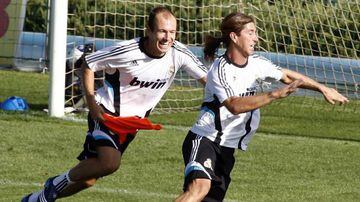 Robben persigue a Sergio Ramos en un entrenamiento del Real Madrid.