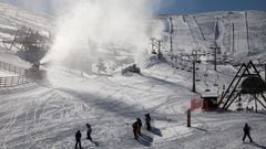 Varias personas en la estación de esquí de Valdesquí, a 11 de enero de 2024, en Rascafría, Madrid (España). La estación de esquí de Valdesquí abre hoy sus pistas, con 2,5 kilómetros disponibles en la zona baja, tras las últimas nevadas registradas en la instalación durante la última semana y las últimas horas. Se han registrado espesores de 40 centímetros en la estación, de los que 10 son de nieve nueva.
11 ENERO 2024;VALDESQUÍ;NIEVE;ESQUÍ;PISTAS;APERTURA;NEVADA
Rafael Bastante / Europa Press
11/01/2024