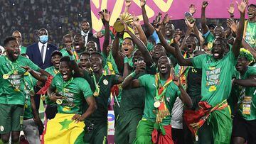 Senegal&#039;s players celebrate with the trophy after winning the Africa Cup of Nations (CAN) 2021 final football match between Senegal and Egypt at Stade d&#039;Olembe in Yaounde on February 6, 2022. (Photo by CHARLY TRIBALLEAU / AFP)