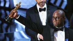 El director Barry Jenkins levanta el Oscar a Mejor Pel&iacute;cula
