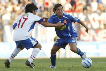 Salió de Colo Colo, pero su mejor paso lo tuvo en la UC donde llegó a ser capitán y campeón. En 2007 su paso a la U remeció el mercado, pero con el cuadro azul no rindió.