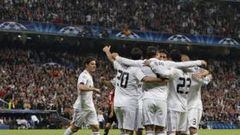 <b>UNIDOS. </b>El Bernabéu se puso en pie para celebrar con el equipo, hecho una piña, el gol de Özil, que significó el 2-0 para el Madrid.