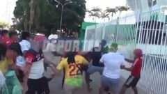 El delantero hondure&ntilde;o y aficionados del club en el que milita comenzaron una trifulca a las afueras del estadio; la pelea qued&oacute; grabada en video