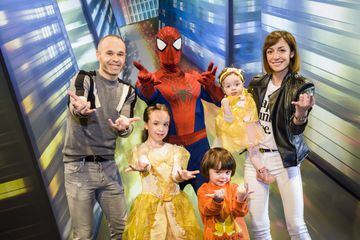 Iniesta disfrutó con su familia en Disneyland París antes de viajar a Japón