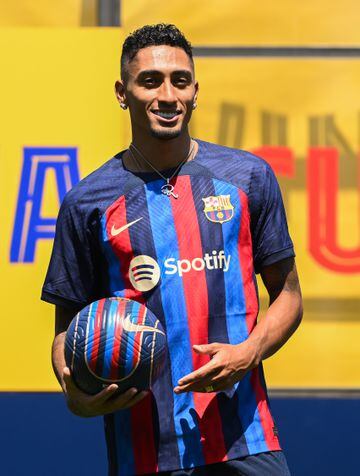 El extremo brasileño ha sido presentado como nuevo jugador del Barcelona junto a Joan Laporta en la Ciutat Esportiva Joan Gamper.