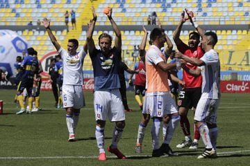 El jugador de Universidad de Chile Lorenzo Reyes celebra con sus compaeros despues de convertir un gol contra Everton durante el partido de primera division disputado en el Estadio Sausalito de Vina del Mar, Chile.