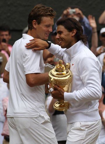 Rafa Nadal llegó hasta la final en Londres y acabó 6-3, 7-5 y 6-4 con Tomas Berdych, consiguiendo de nuevo el doblete Roland Garros-Wimbledon.

