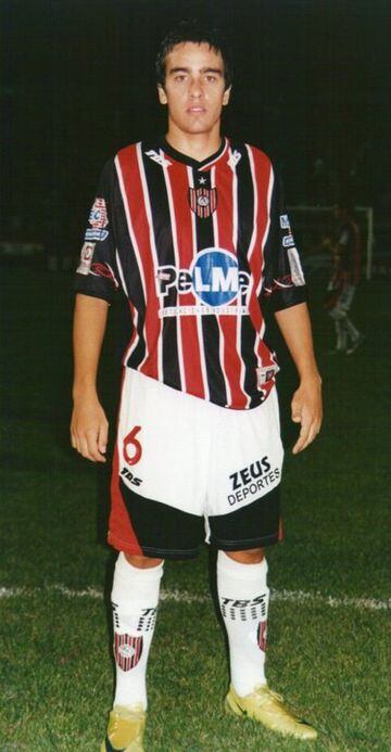 El zaguero trasandino de Colo Colo jugó por Chacarita Juniors en el ascenso de Argentina antes de recalar en el fútbol chileno. 