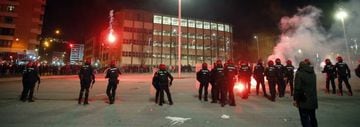 Police officer dies after Spartak Moscow and Athletic Club fans stage pitched battle in Bilbao.