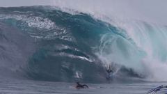 Un bodyboarder se lanza en la ola gigante de Shipsterns Bluff ante la mirada de otro surfista y un jet ski. En Tasmania (Australia). 