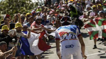 El ciclista francés Thibaut Pinot asciende las rampas del Alpe d'Huez en el Tour de Francia 2015.
