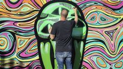 Un artista termina su graffiti en el VESO de Valencia. 