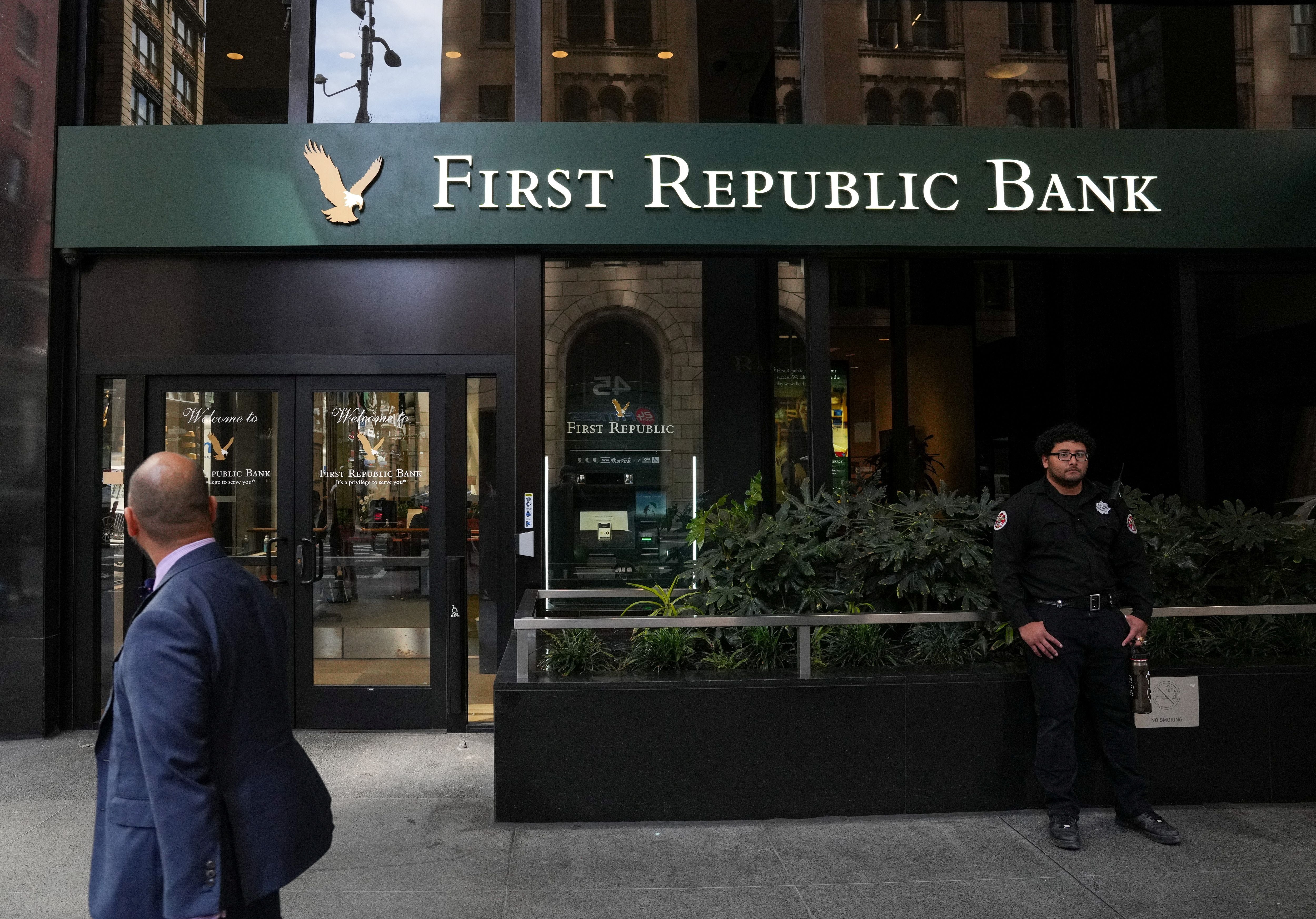 La FDIC se prepara para colocar al First Republic Bank bajo administración judicial. ¿Ésto puede afectarle si no tiene cuenta ahí? Aquí la explicación.