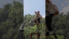 Ciclista japonés luce acrobacias en el Jardín Surrealista de Edward James en San Luis Potosí