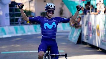 El ciclista español Enric Mas celebra su victoria en el Giro dell'Emilia 2022.