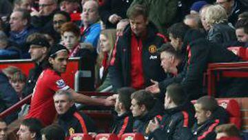 Falcao saluda a Louis van Gaal durante un partido de la Premier League.