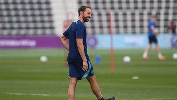 Doha (Qatar), 07/12/2022.- England manager Gareth Southgate leads his team's training session in Doha, Qatar, 07 December 2022. England will face France in their FIFA World Cup 2022 quarter final soccer match on 10 December 2022. (Mundial de Fútbol, Francia, Catar) EFE/EPA/NEIL HALL
