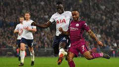 D&aacute;vinson S&aacute;nchez y Raheem Sterling en la disputa del bal&oacute;n durante el partido entre Tottenham y Manchester City por Premier League