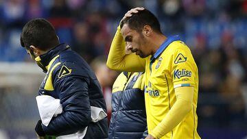 Hern&aacute;n (Las Palmas), se retira lesionado en el partido de vuelta de octavos de Copa contra el Atl&eacute;tico.