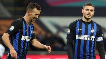 Perisic, sonriente, junto a Icardi durante un partido del Inter.