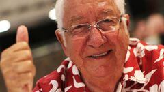 El fundador de Vans Paul Van Doren, con una camisa hawaiana roja con flores blancas, sonriendo y levantando el dedo pulgar en se&ntilde;al de estar bien.