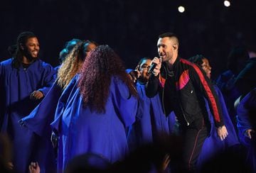 Acompañados de un coro y tambores, continuaron con uno de sus más recientes éxitos, Girls Like You, mientras las personas gritaban de emoción y coreaban la canción.