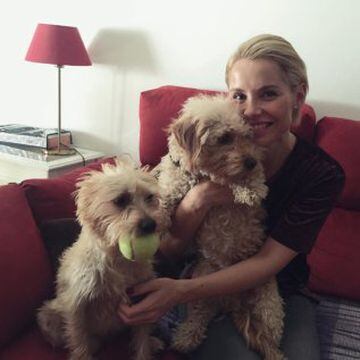 La cantante ex de Operación Triunfo, Soraya Arnelas, con sus perritos.