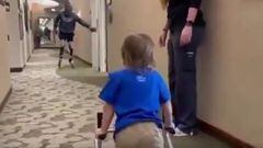 El ejemplo inspirador de un atleta paralímico con un niño de 2 años