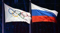 Imagen de las banderas del COI y de Rusia durante la ceremonia de apertura de los Juegos Ol&iacute;mpicos de Invierno de Sochi 2014.