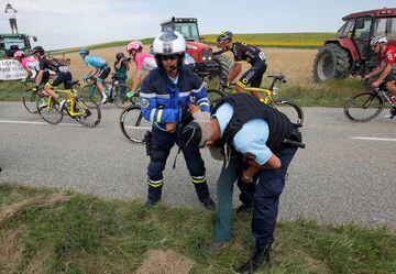 Protests and tear gas in the 16th stage of the Tour de France