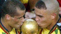 Ronaldo y Rivaldo celebran el Mundial de 2002