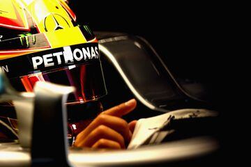 Hamilton preparándose para salir a la clasificación del GP de Bélgica. 